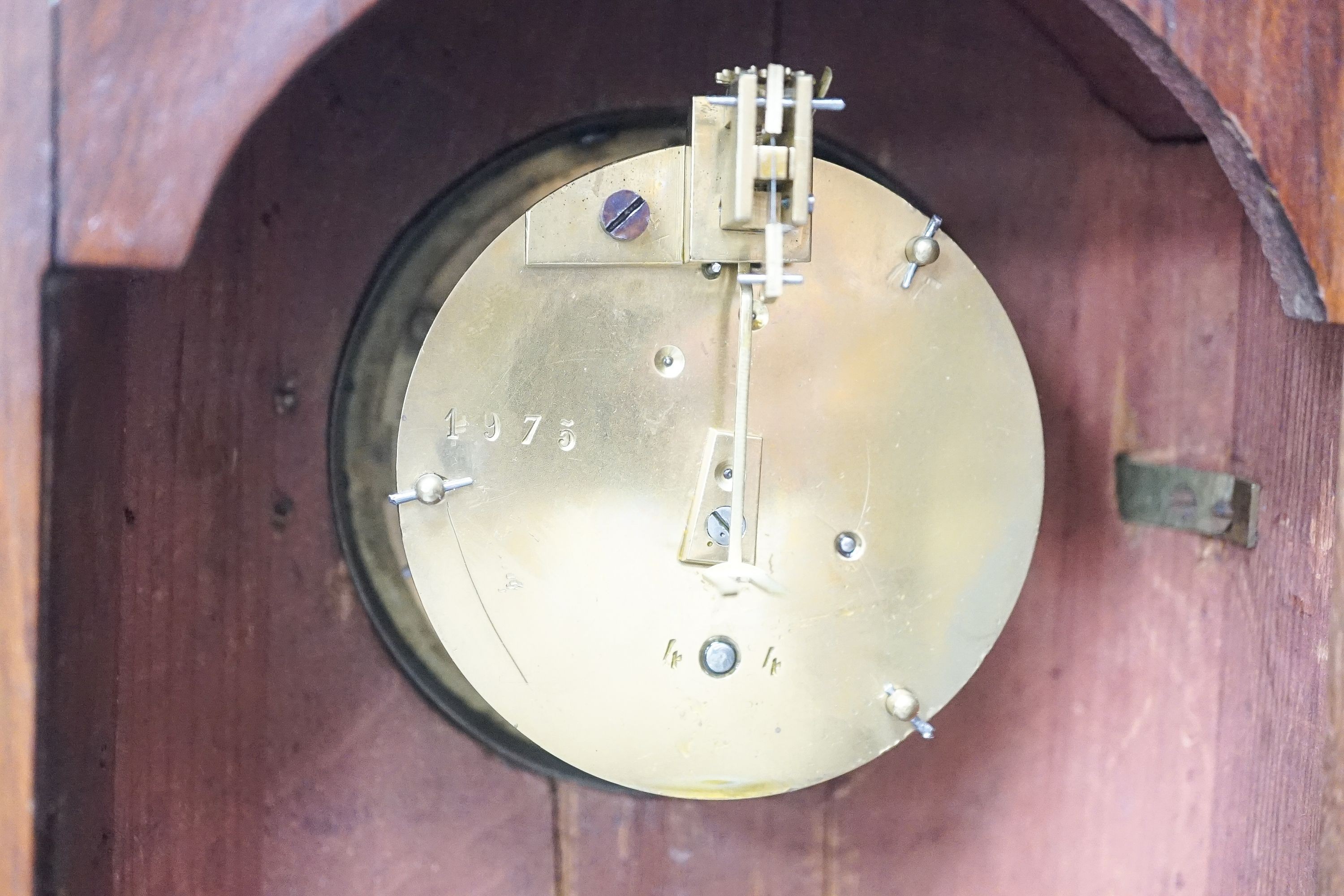 An Edwardian mahogany and marquetry arched mantel clock 30cm